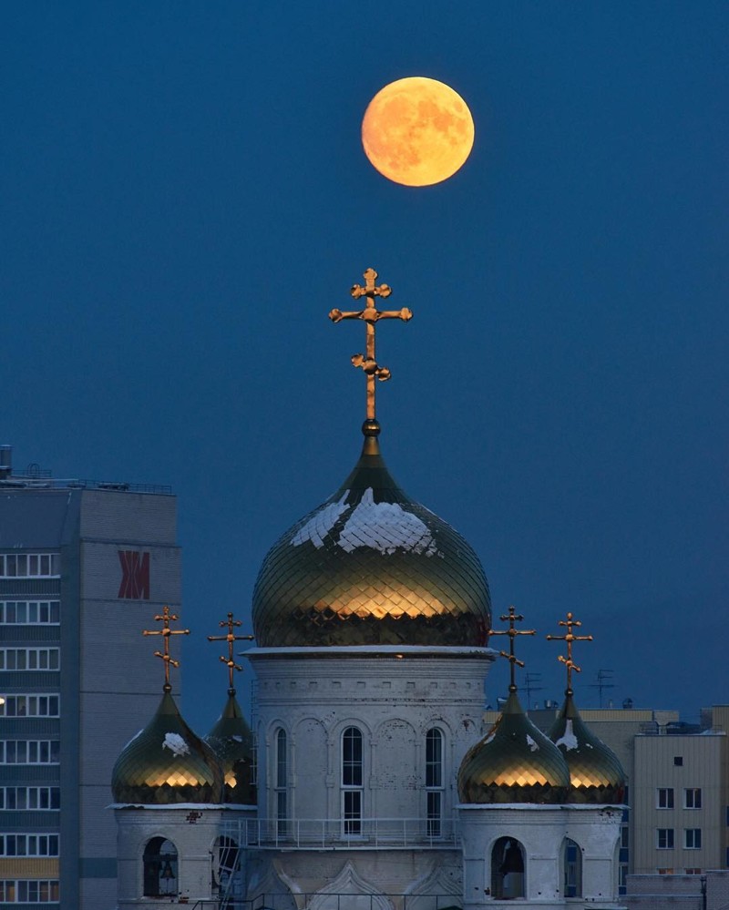 Луна сегодня в хабаровске. Суперлуние в России. Храм ночью. Храм Луны. Церковь и Луна.