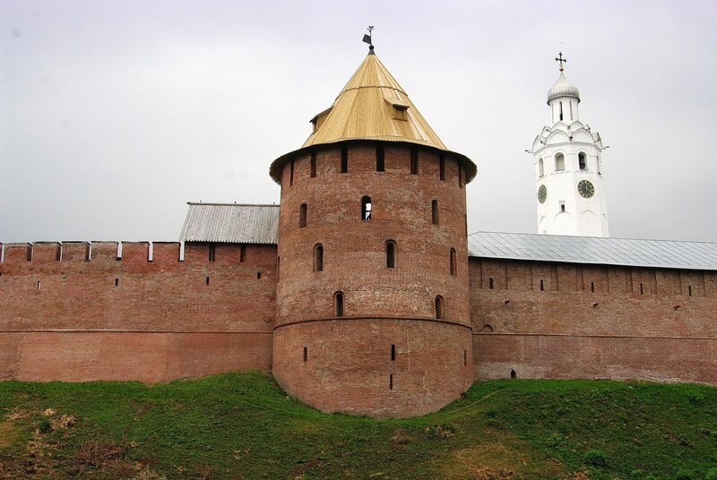 Башни великого кремля. Великий Новгород Кремль Митрополичья башня. Митрополичья башня Новгородский Детинец. Великий Новгород Детинец Кремль. Стены и башни Новгородского Кремля Великий Новгород.